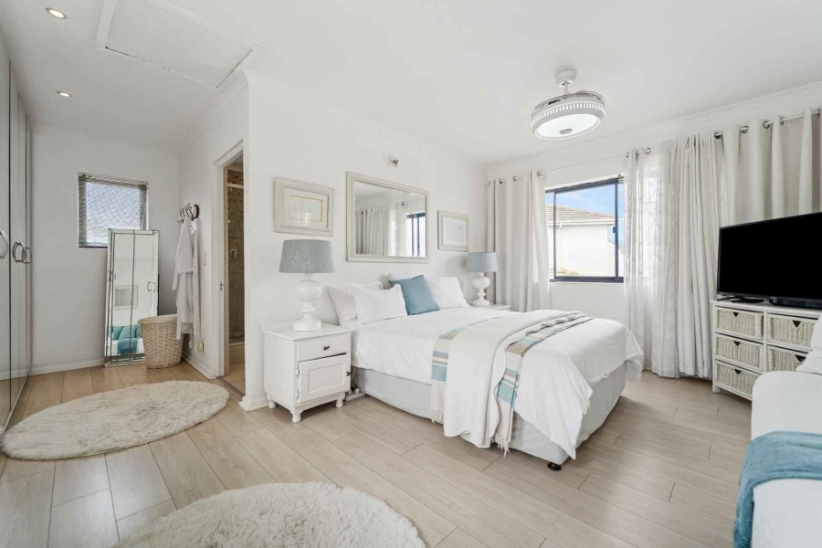 4 Bedroom Property for Sale in Sunset Links Western Cape